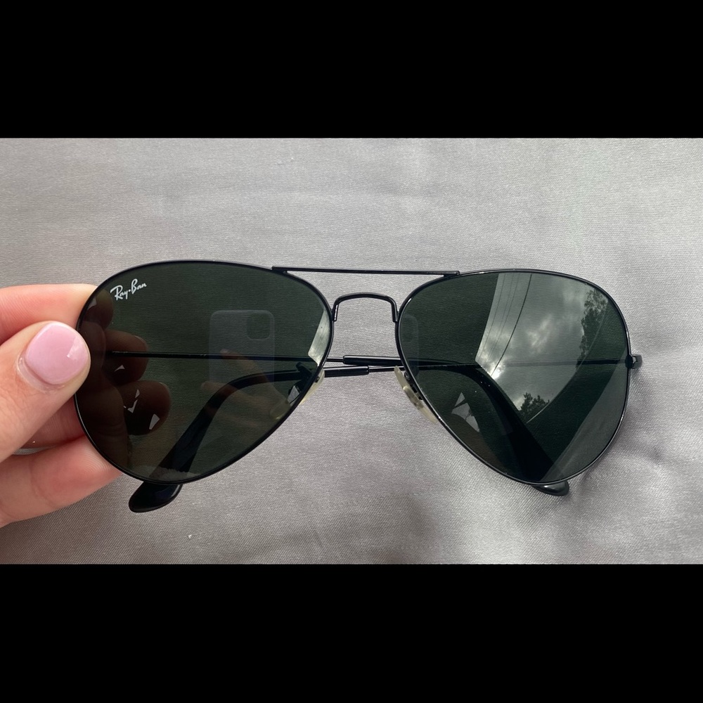 Black Ray-Ban aviators